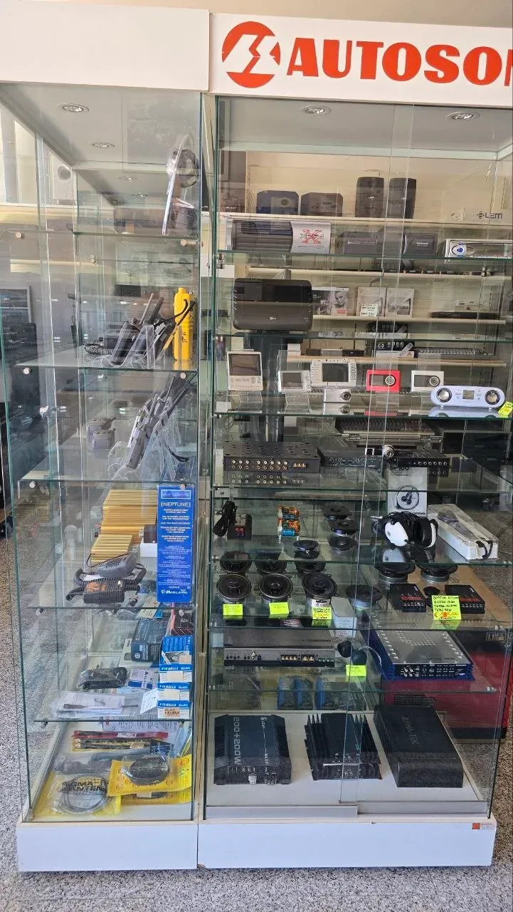 La vetrinetta del car audio con altoparlanti e amplificatori